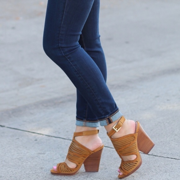 [Vince Camuto] Janil Strappy Sandal - Picture 2 of 8